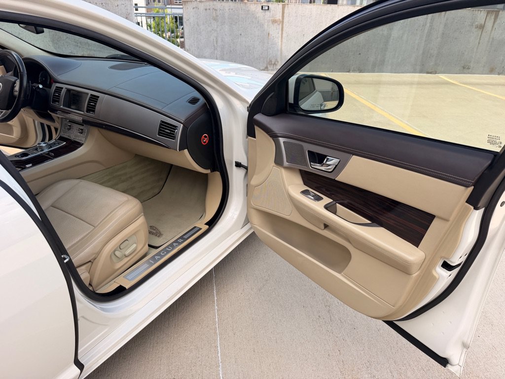 Used 2010 Jaguar XF Premium RWD image 20