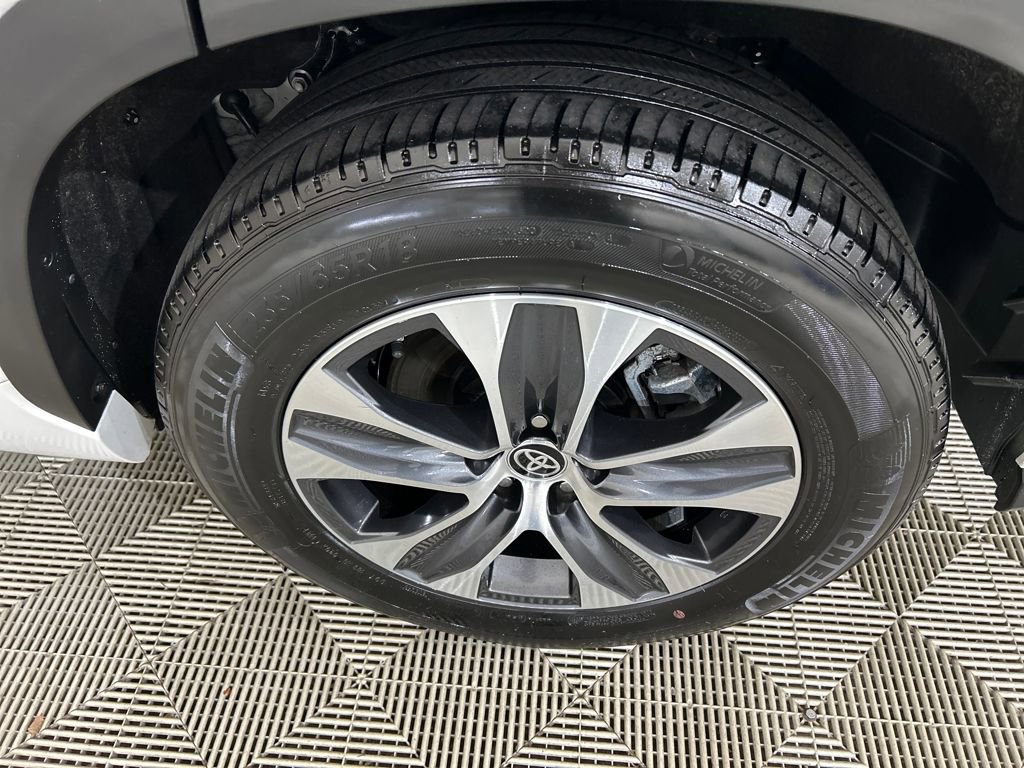 Used 2024 Toyota Highlander XLE image 9