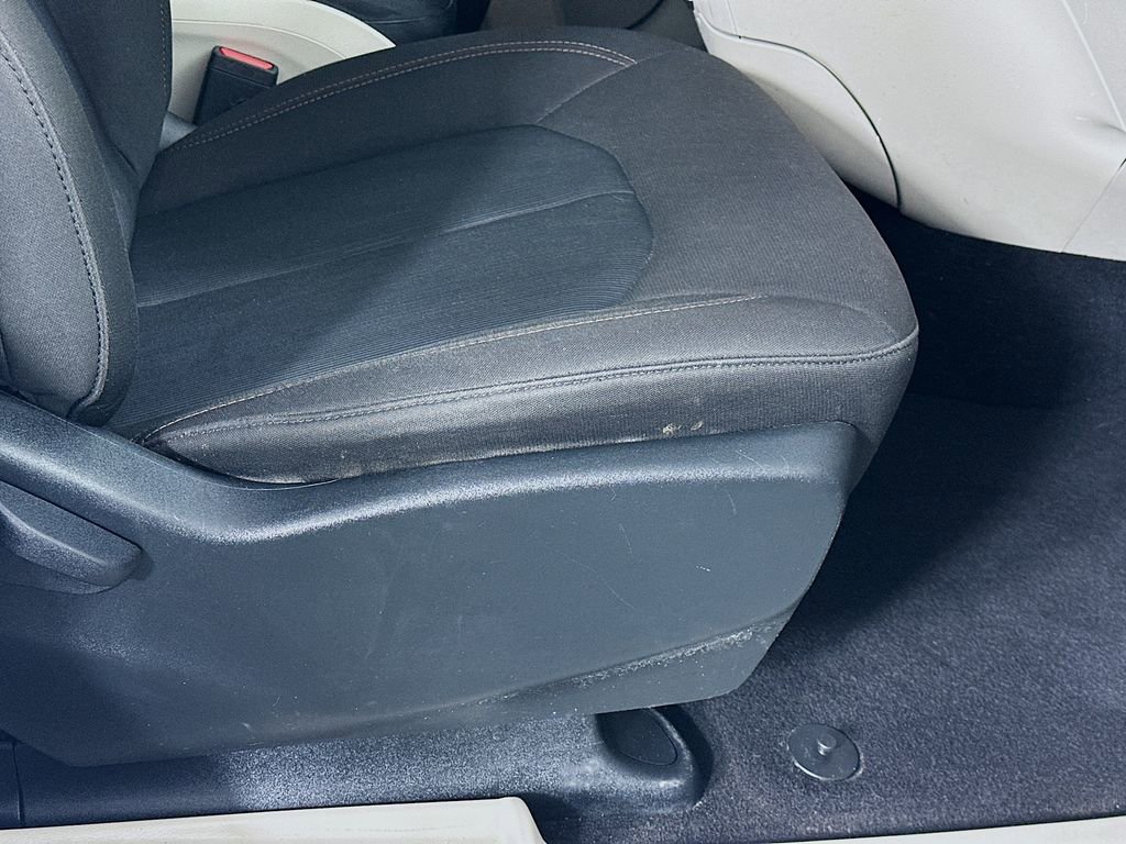 Used 2020 Chrysler Pacifica Touring w/ Advanced Safetytec Group image 23