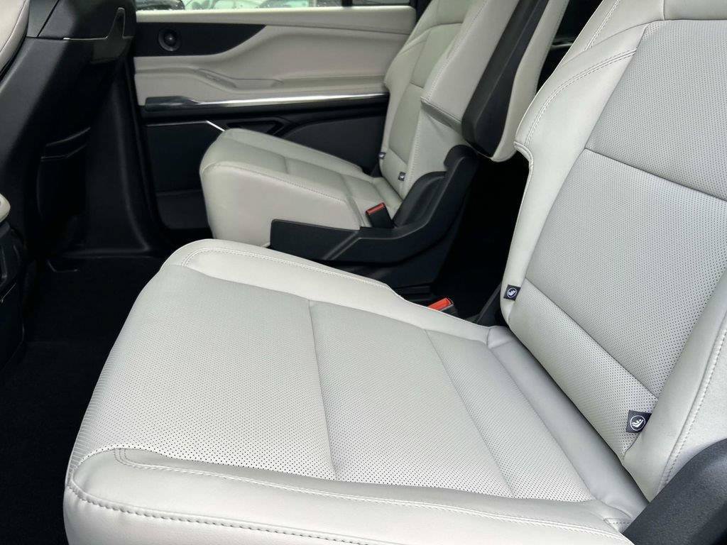 New 2026 Lincoln Navigator L Premier AWD/4WD image 9
