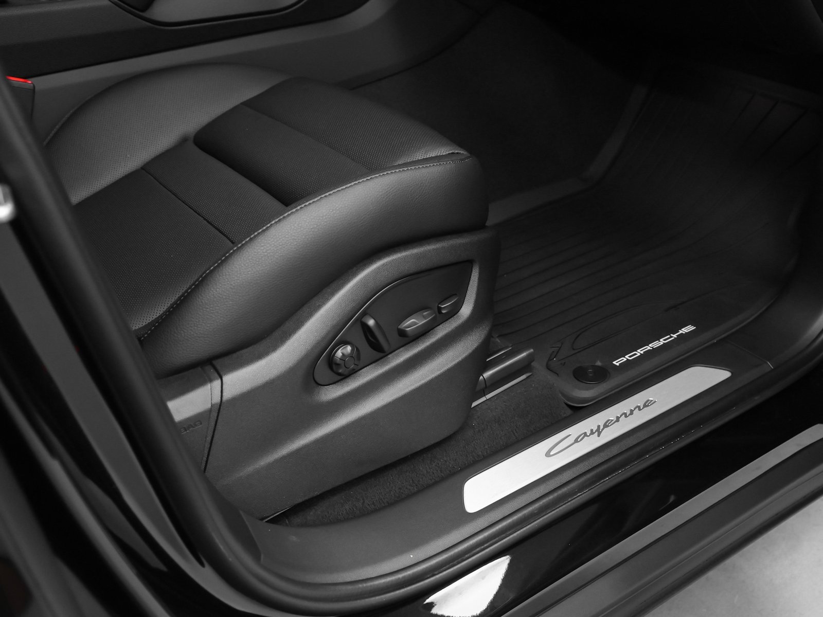 Certified 2025 Porsche Cayenne image 17