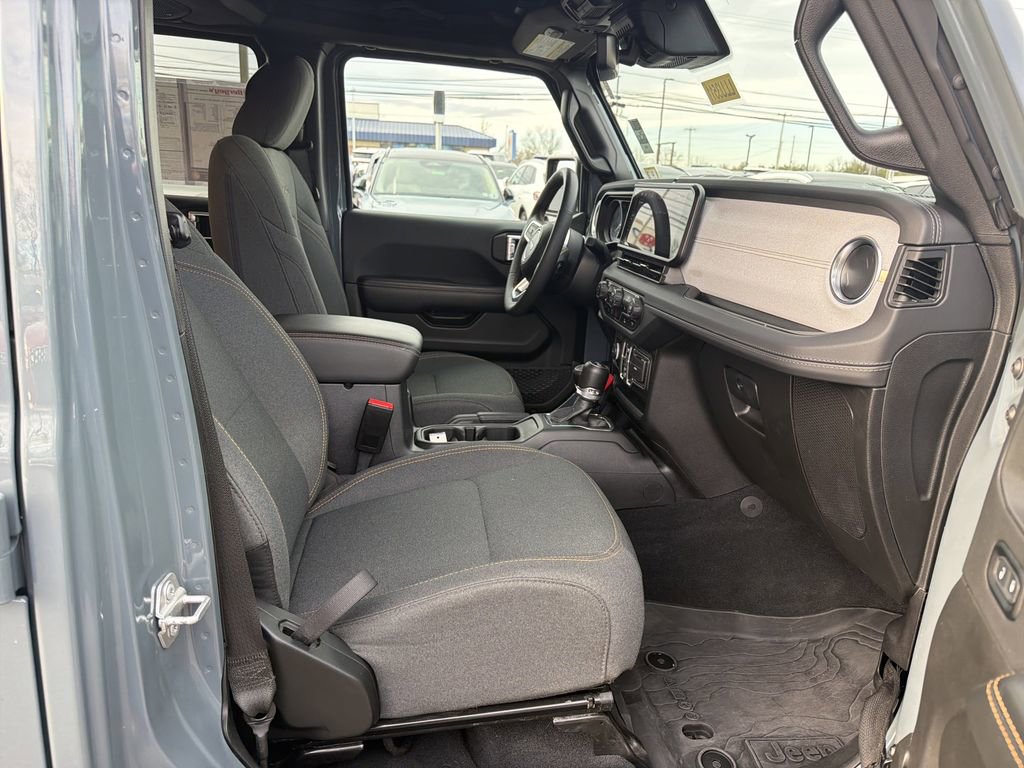 Used 2024 Jeep Wrangler Unlimited Sahara w/ Technology Group AWD/4WD image 16