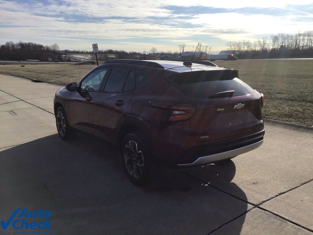 Used 2025 Chevrolet Trax LT w/ LT Convenience Package image 5