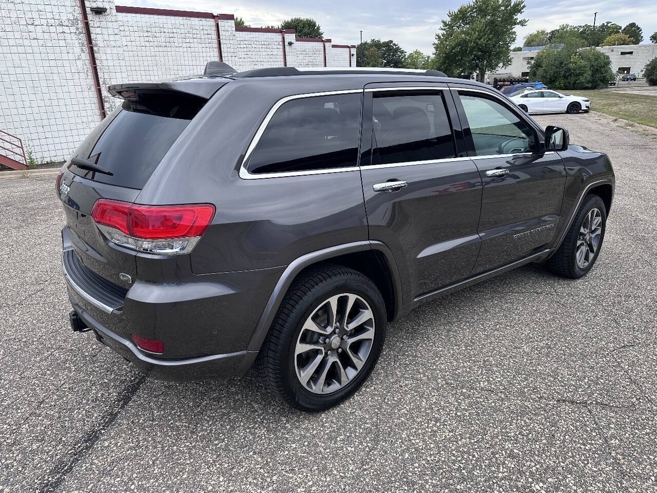 Used 2018 Jeep Grand Cherokee Overland AWD/4WD image 3