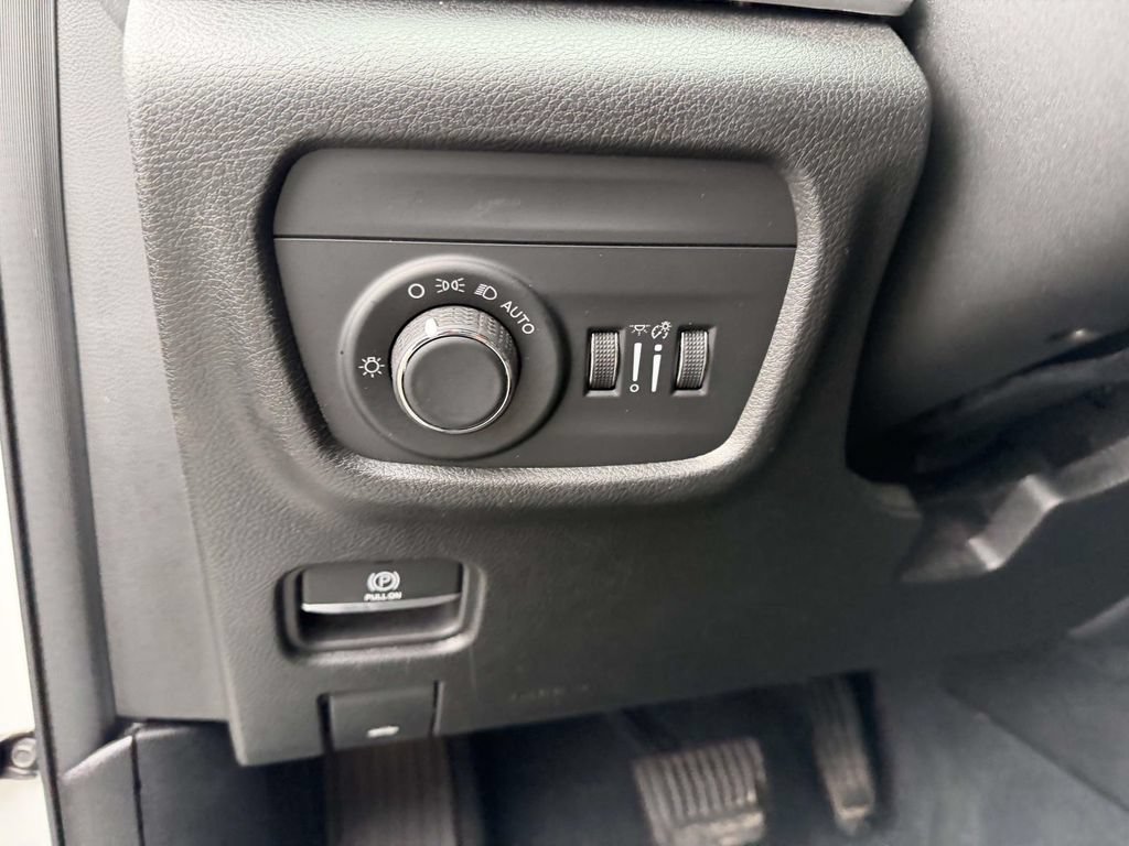 Used 2023 Jeep Grand Cherokee Laredo AWD/4WD image 24