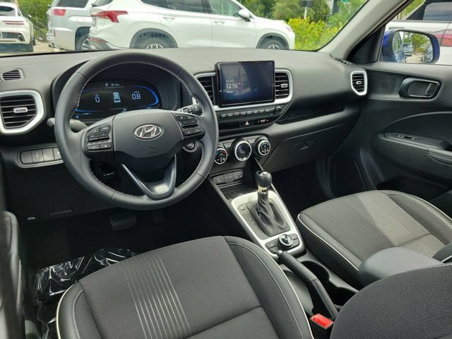 Used 2025 Hyundai Venue Limited FWD image 10