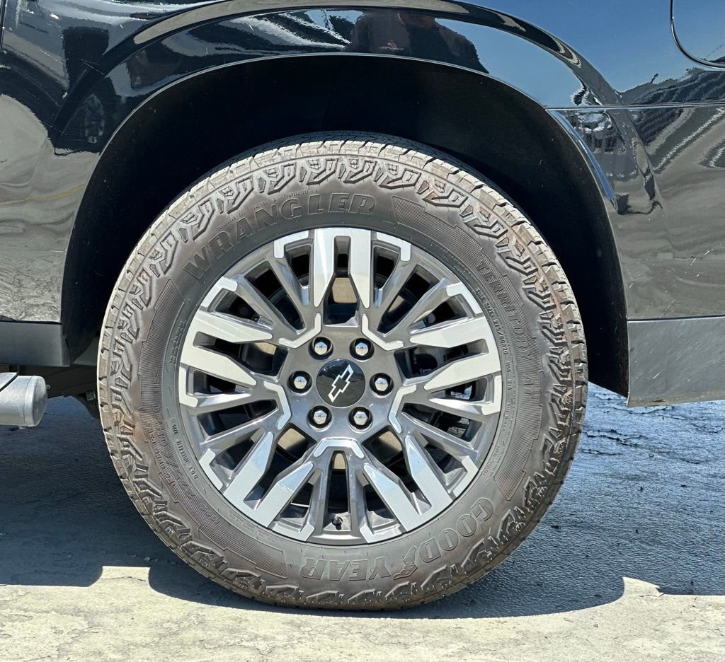 Used 2025 Chevrolet Suburban Z71 image 3