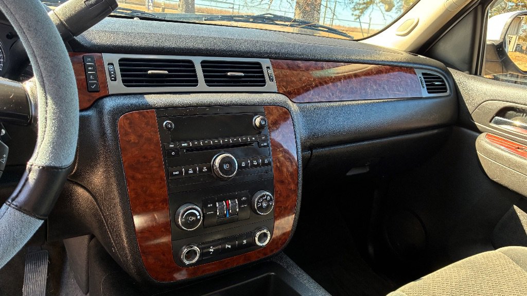 Used 2008 Chevrolet Suburban LT w/ Convenience Package 1 image 10