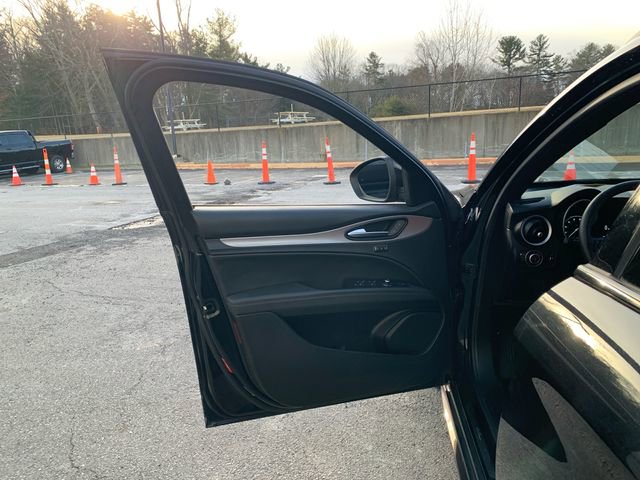 Used 2024 Alfa Romeo Stelvio Ti w/ Performance Driving Package AWD/4WD image 19