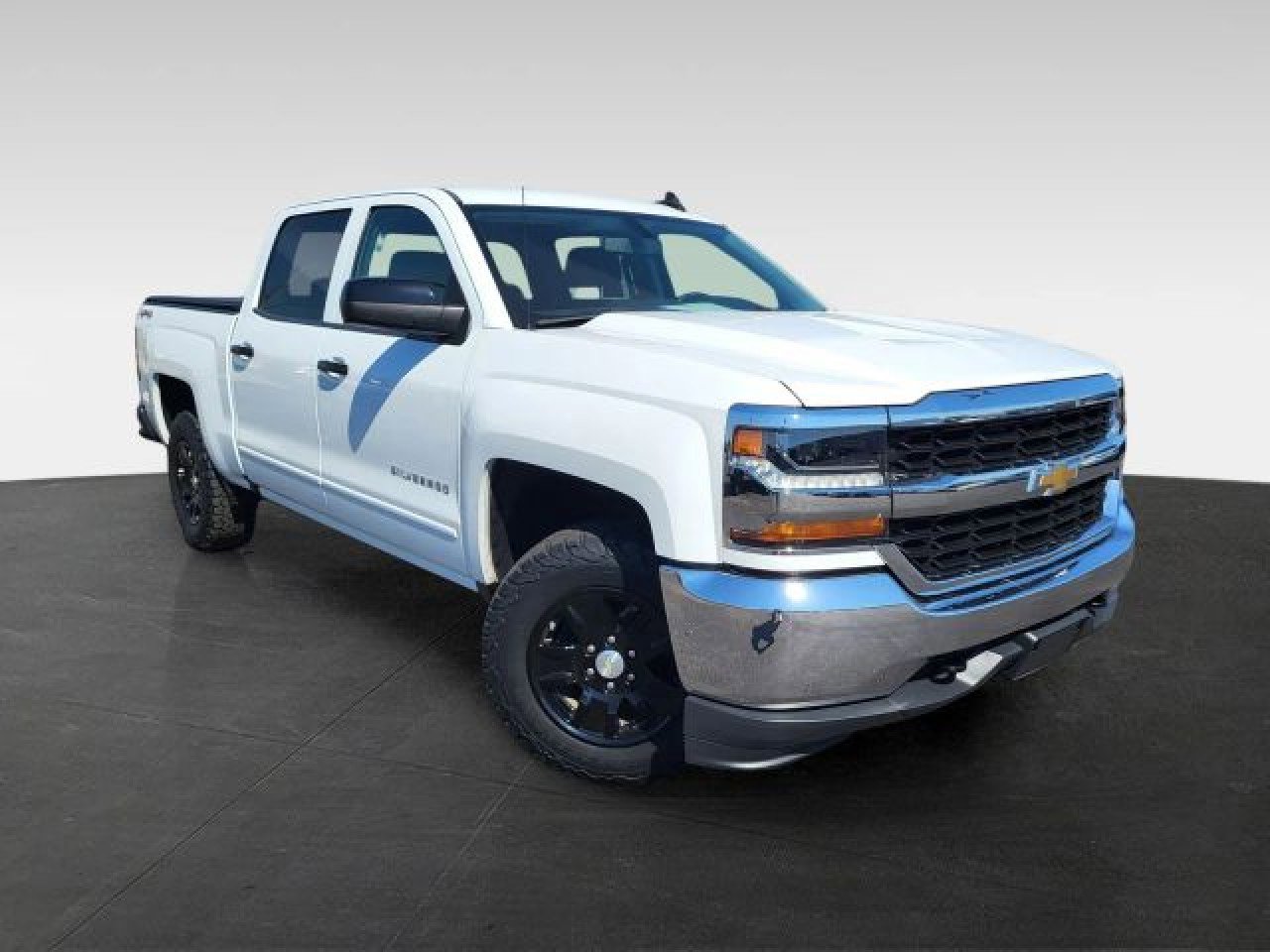 Used 2018 Chevrolet Silverado 1500 LT w/ Trailering Package image 4