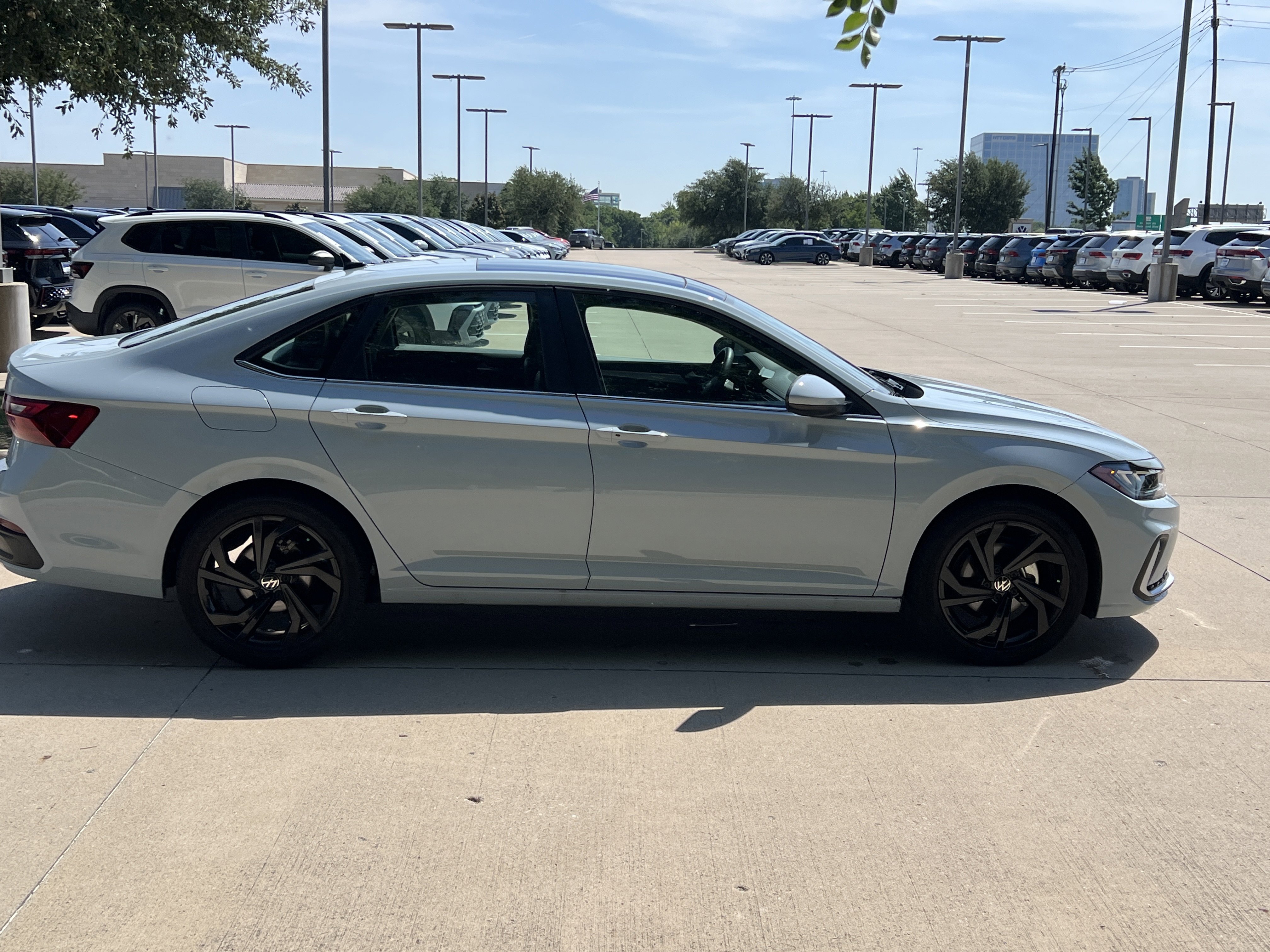Used 2025 Volkswagen Jetta SE w/ Sunroof Package FWD image 11