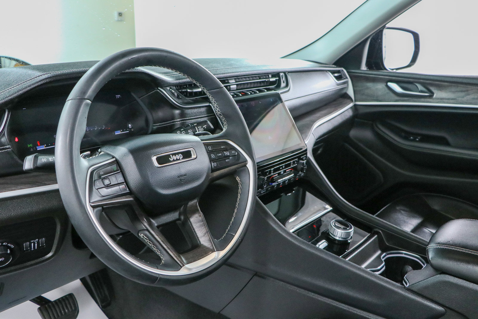 Used 2023 Jeep Grand Cherokee Limited w/ Black Appearance Package AWD/4WD image 23