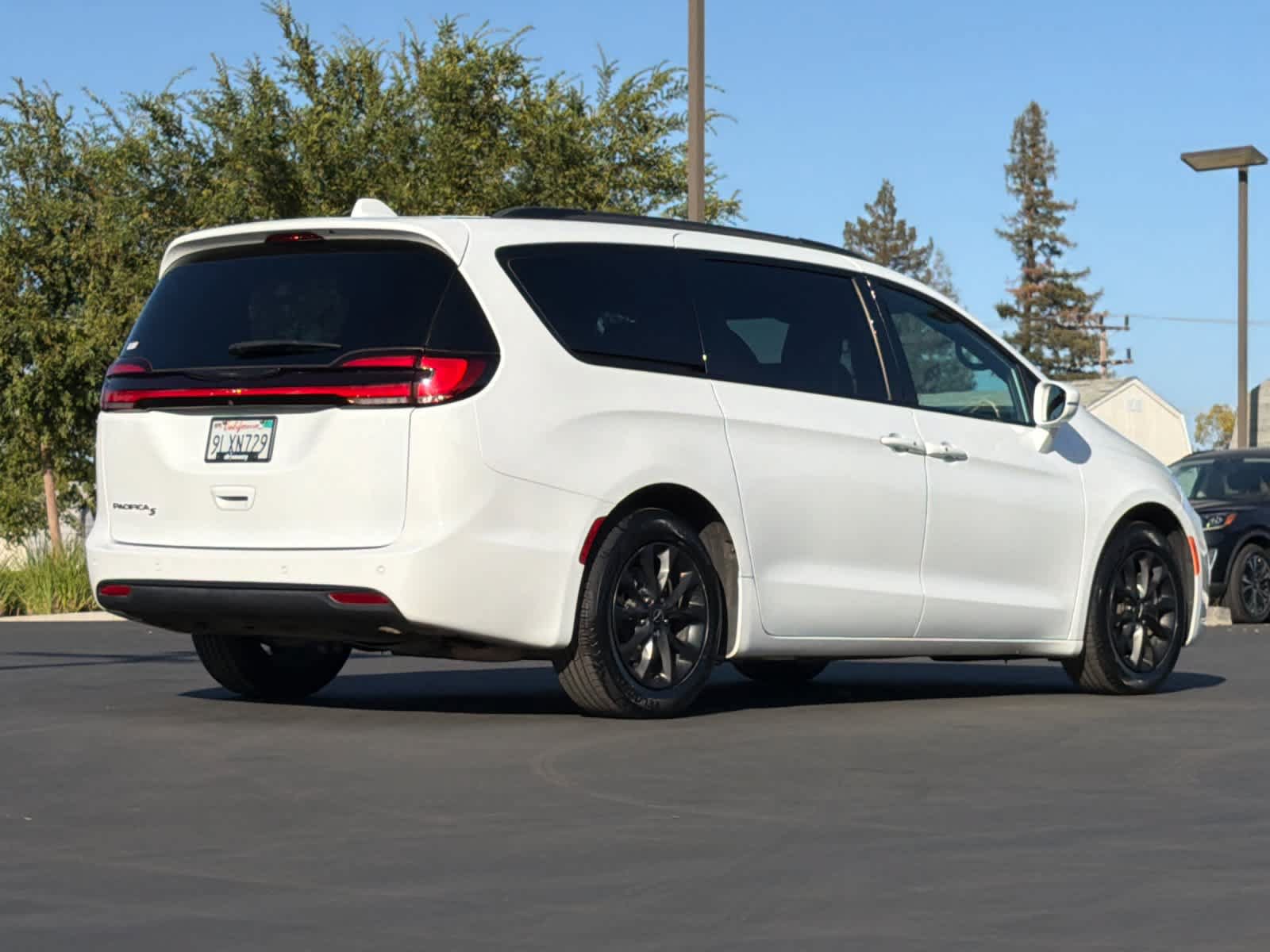 Used 2021 Chrysler Pacifica Touring-L w/ S Appearance Package FWD image 2