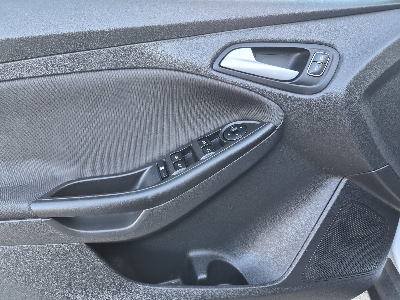 Used 2018 Ford Focus SE w/ SE Appearance Package FWD image 16