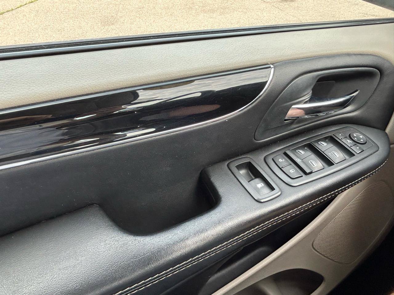Used 2014 Chrysler Town & Country Touring-L FWD image 27