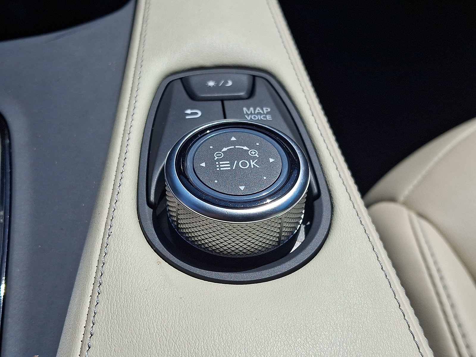 Used 2019 INFINITI QX50 Luxe w/ Navigation Package AWD/4WD image 23