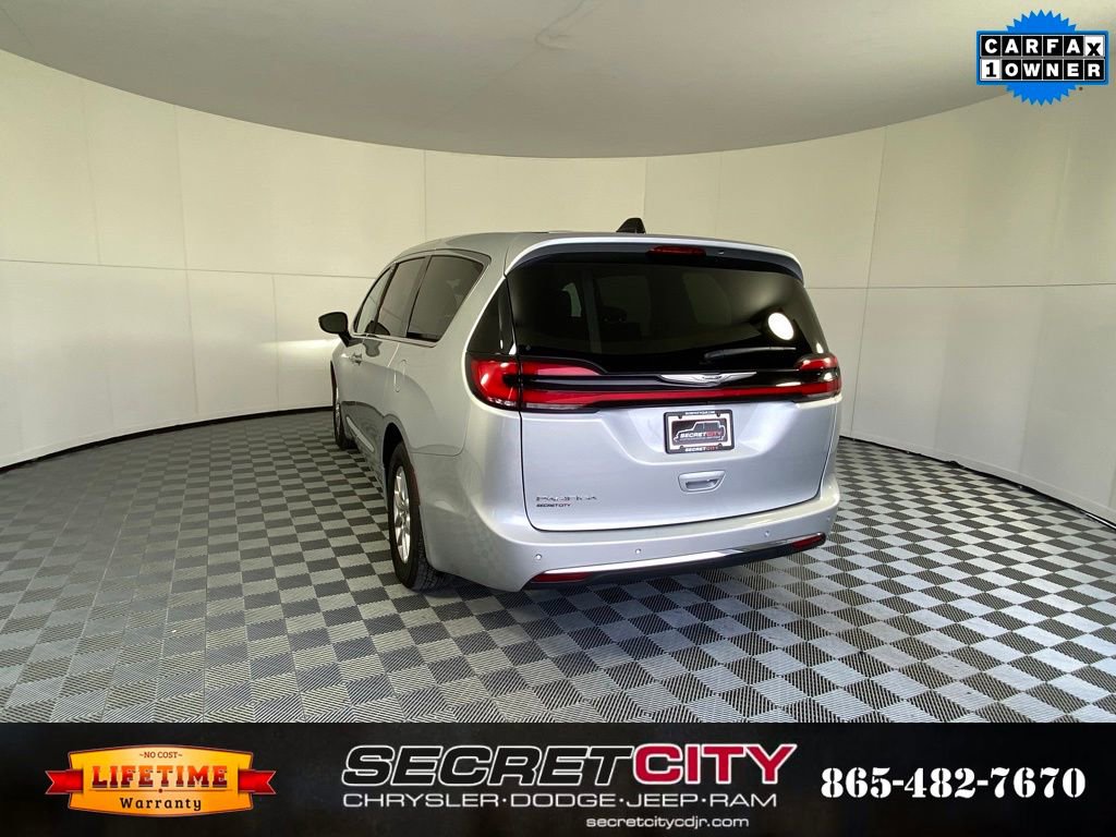 Used 2024 Chrysler Pacifica Touring-L image 5