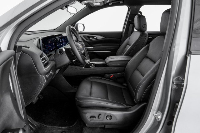 Used 2025 Chevrolet Traverse LT w/ LPO, Floor Liner Package FWD image 29