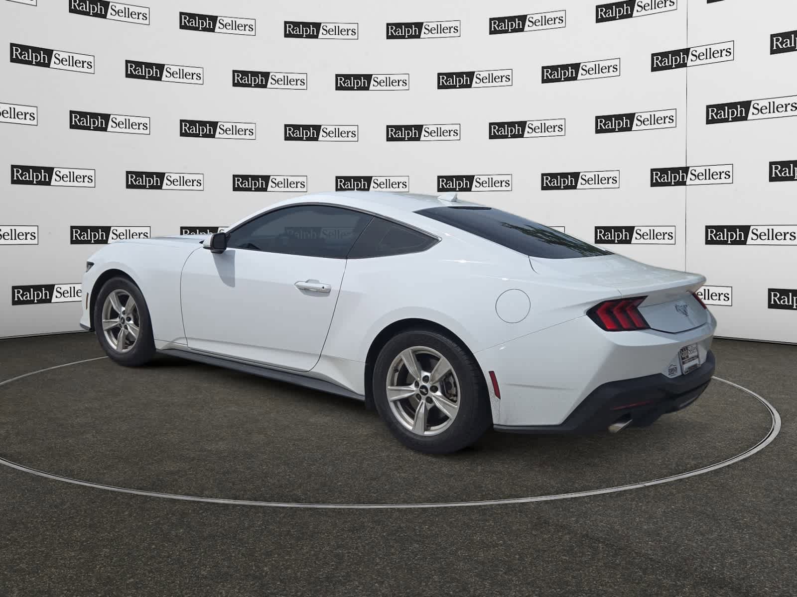 Used 2024 Ford Mustang Coupe RWD image 4