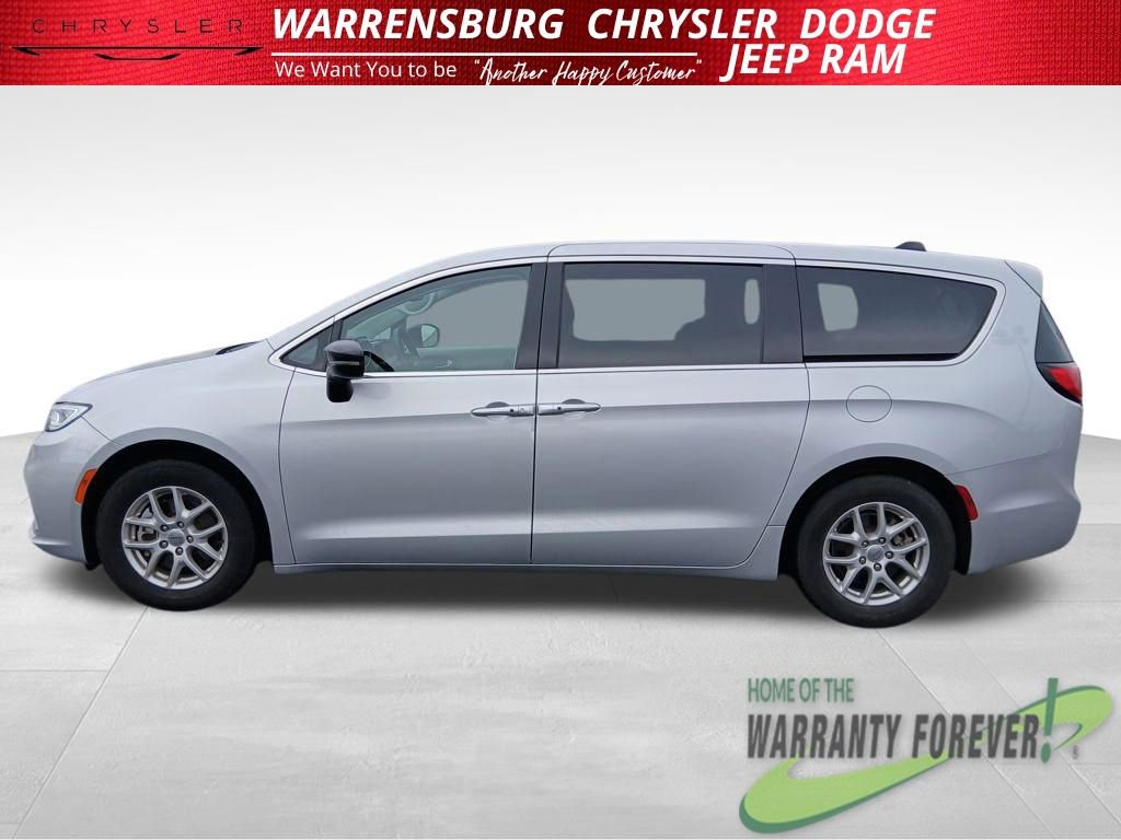 Used 2024 Chrysler Pacifica Touring-L image 7
