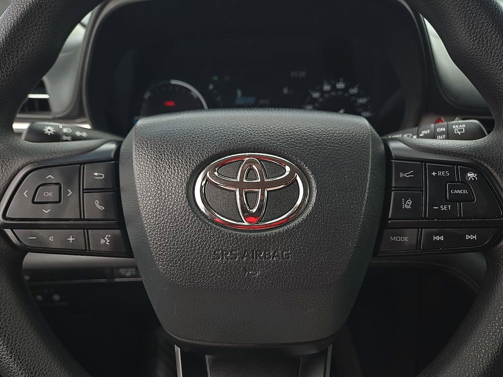 Used 2025 Toyota Sienna LE image 19