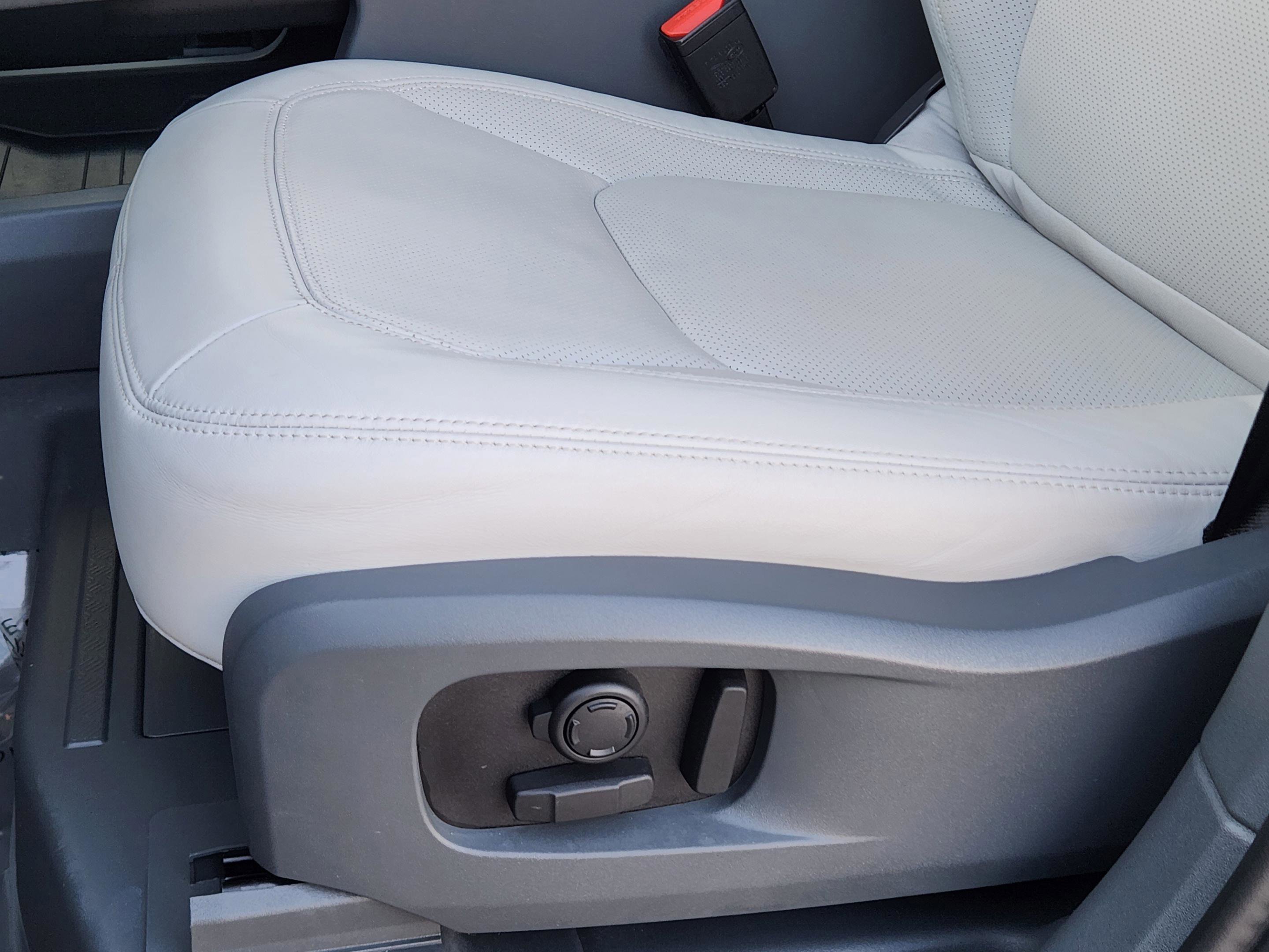 Used 2025 Land Rover Defender 110 X-Dynamic SE image 24