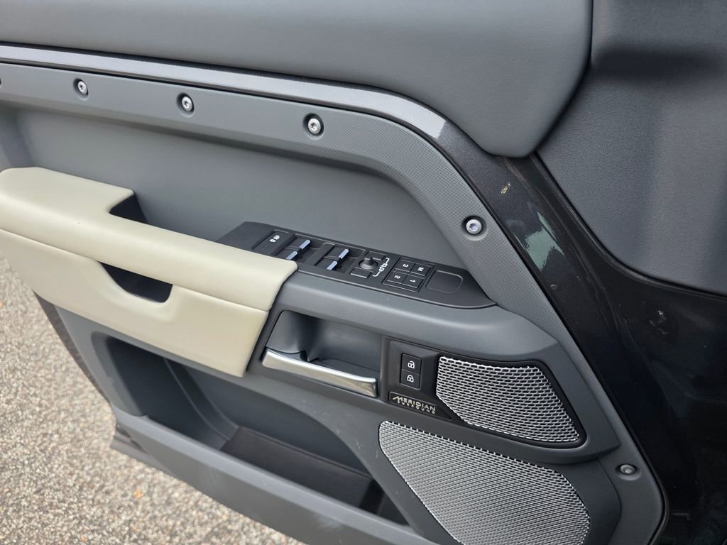 Used 2023 Land Rover Defender 130 X-Dynamic SE image 15