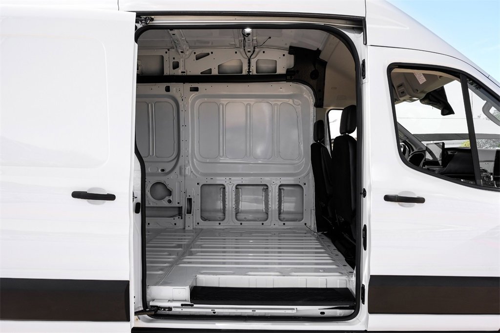 Used 2022 Ford E-Transit 148 High Roof Extended image 33