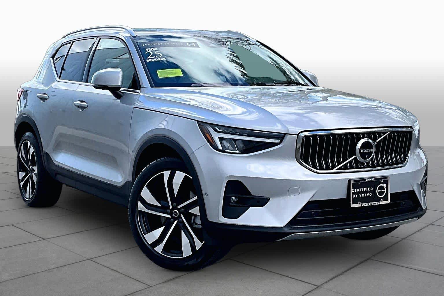 Used 2025 Volvo XC40 B5 Plus AWD/4WD image 3