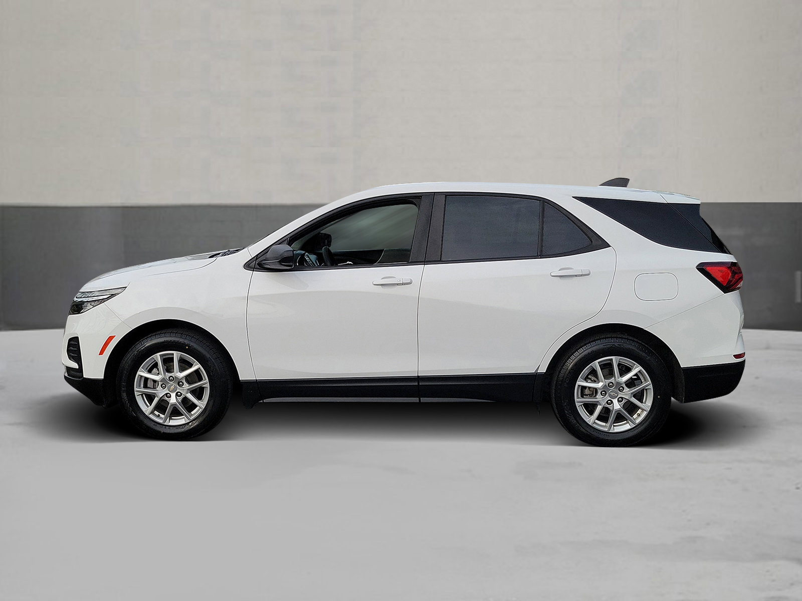 Used 2023 Chevrolet Equinox LS w/ LS Convenience Package image 3