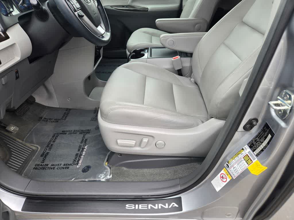 Used 2018 Toyota Sienna XLE w/ XLE Navigation Package FWD image 18