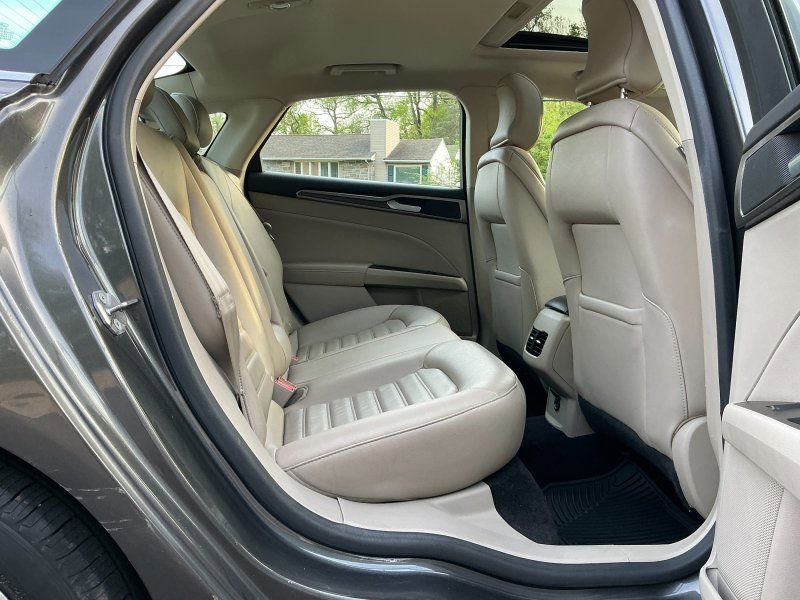 Used 2017 Ford Fusion SE FWD image 12