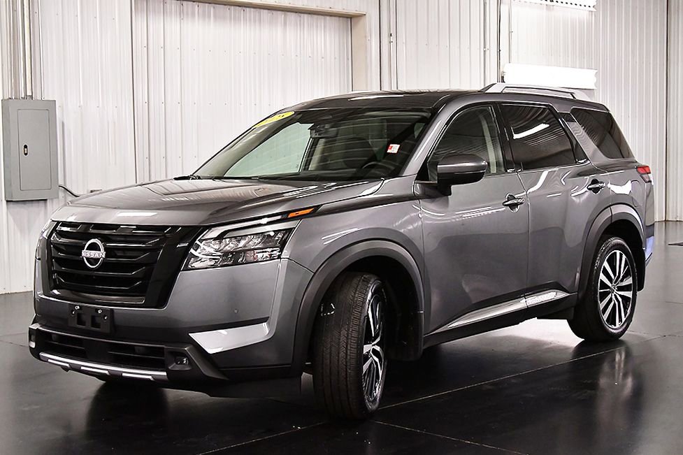 Used 2025 Nissan Pathfinder Platinum AWD/4WD image 3
