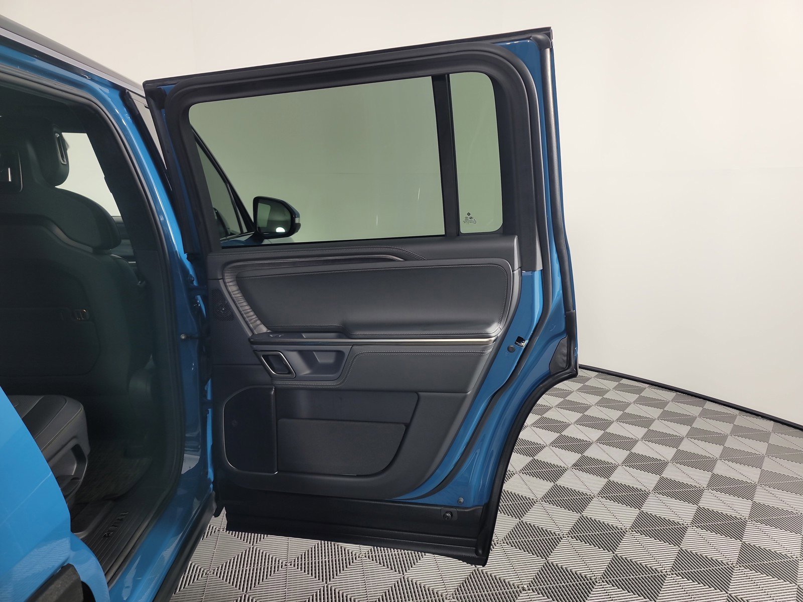 Used 2024 Rivian R1S Adventure AWD/4WD image 19