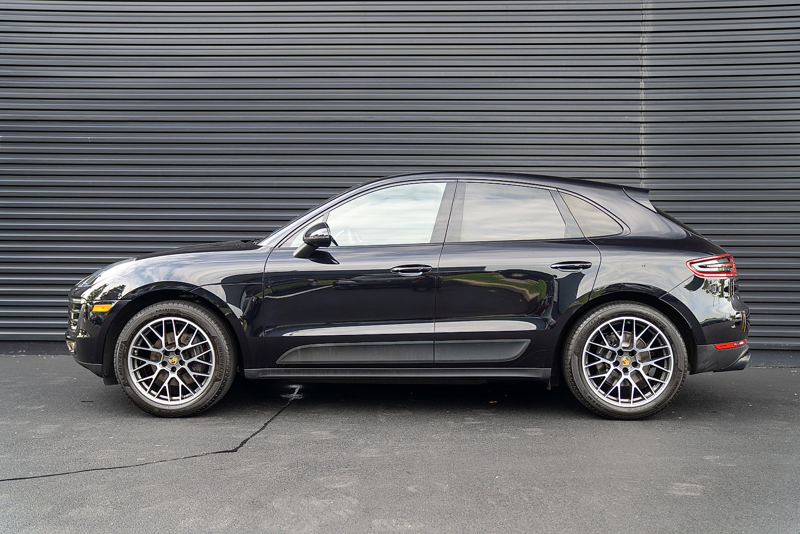Used 2018 Porsche Macan Sport Edition AWD/4WD image 2