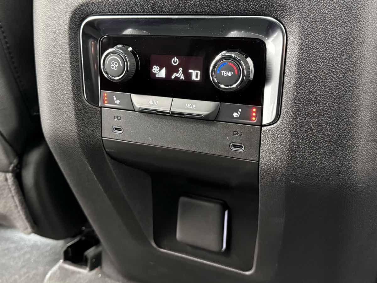 Used 2025 Chevrolet Suburban Z71 w/ Comfort Package AWD/4WD image 33