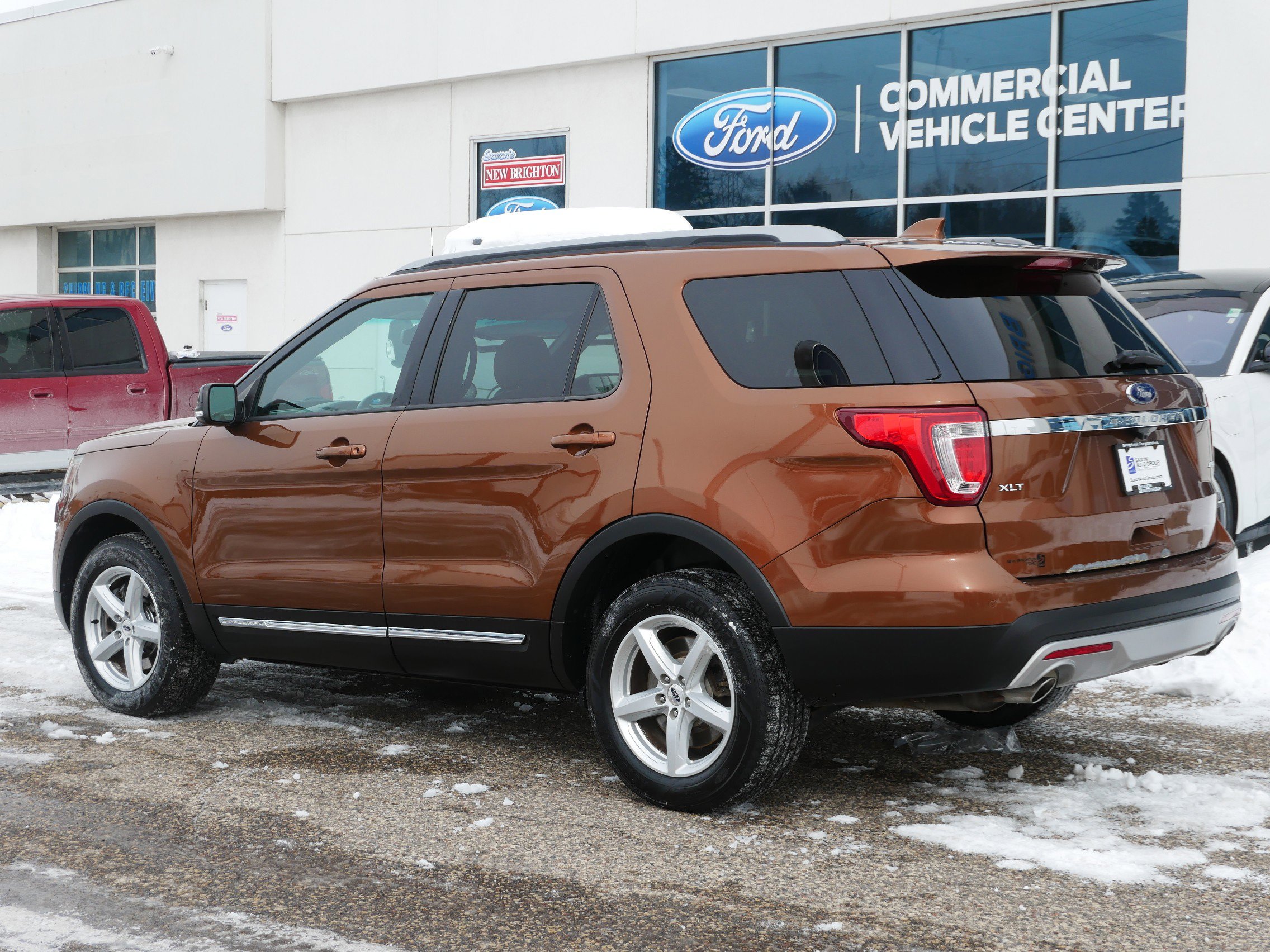Used 2017 Ford Explorer XLT w/ Equipment Group 202A AWD/4WD image 27