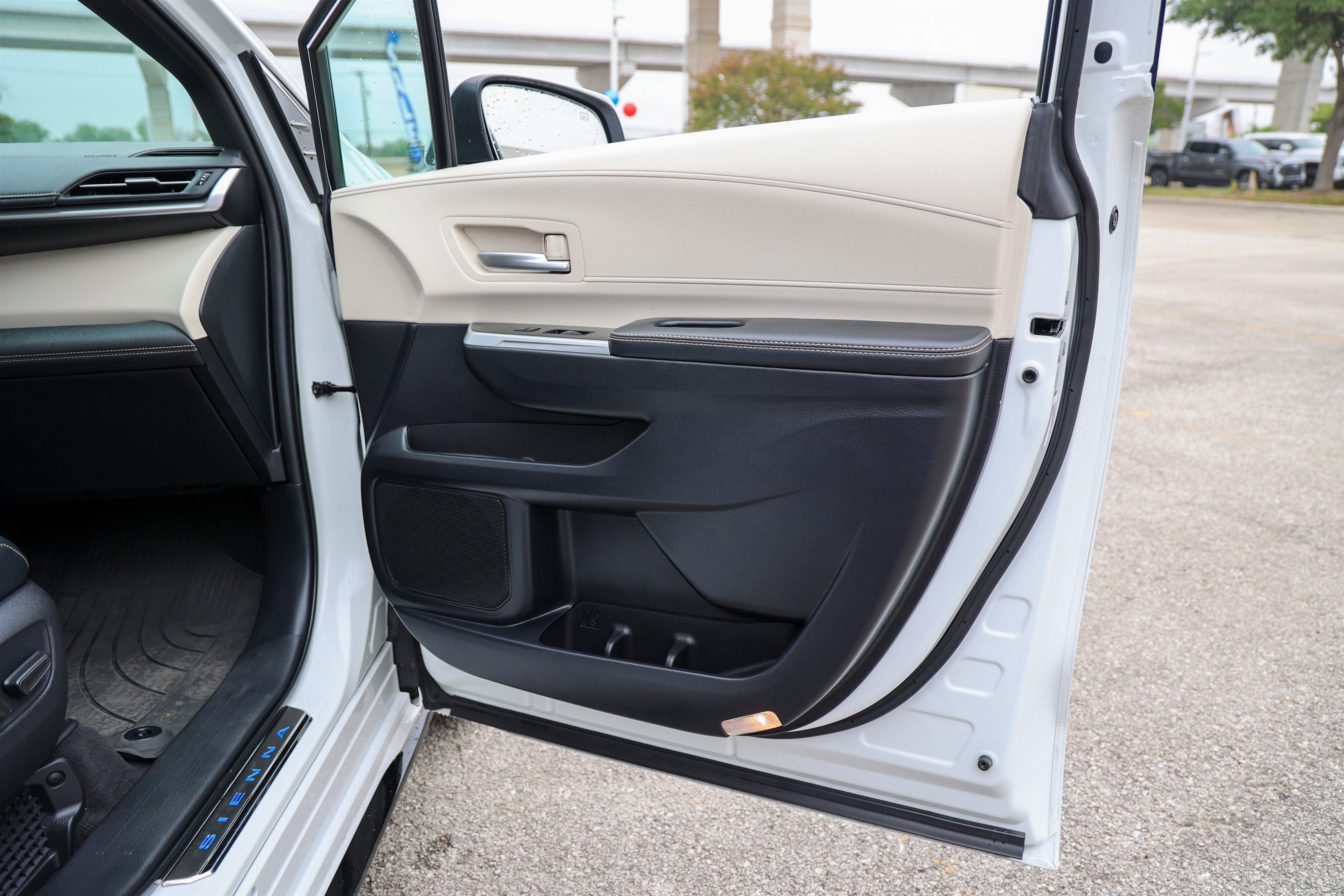 Used 2025 Toyota Sienna Platinum FWD image 46