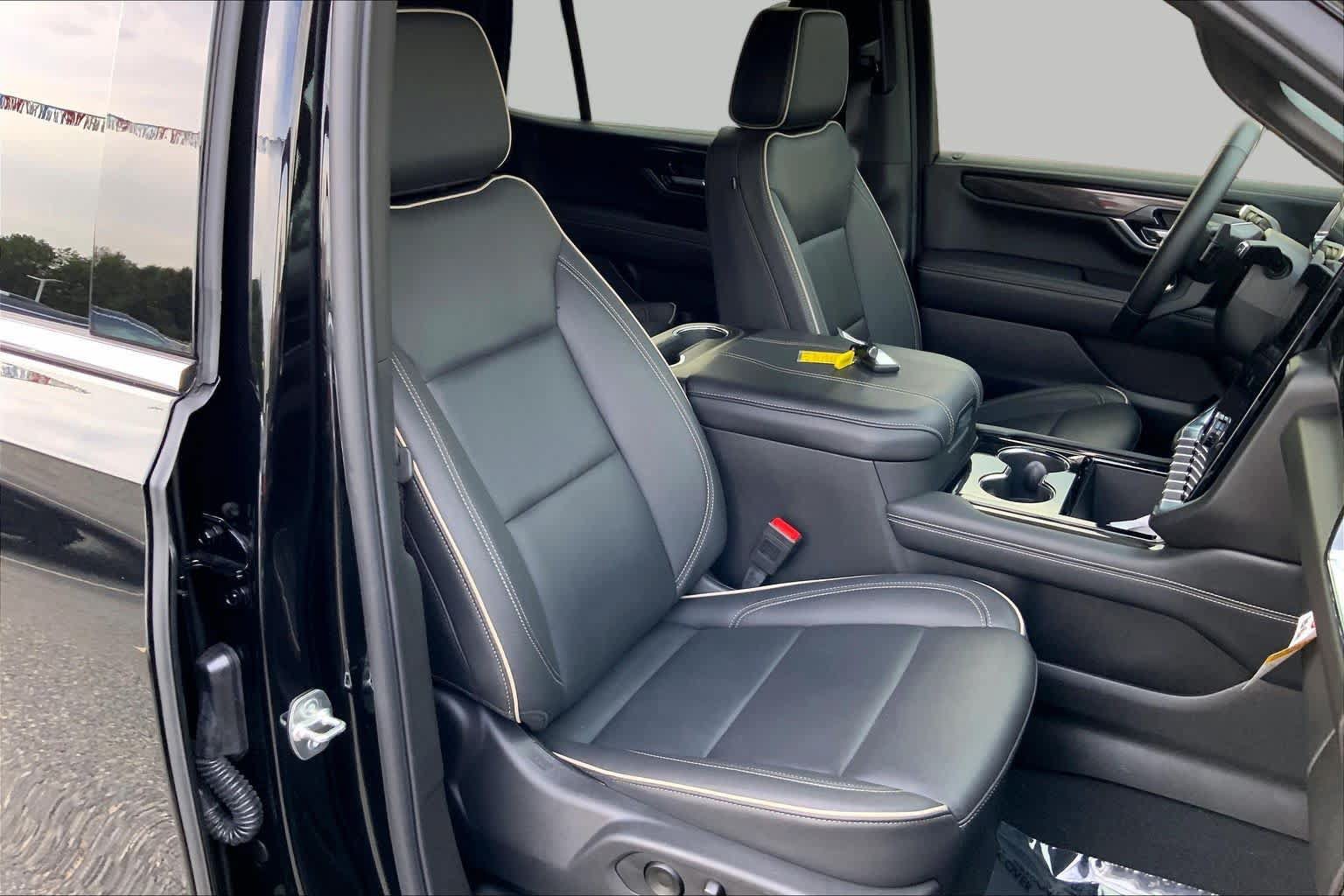 Used 2025 GMC Yukon Elevation AWD/4WD image 8