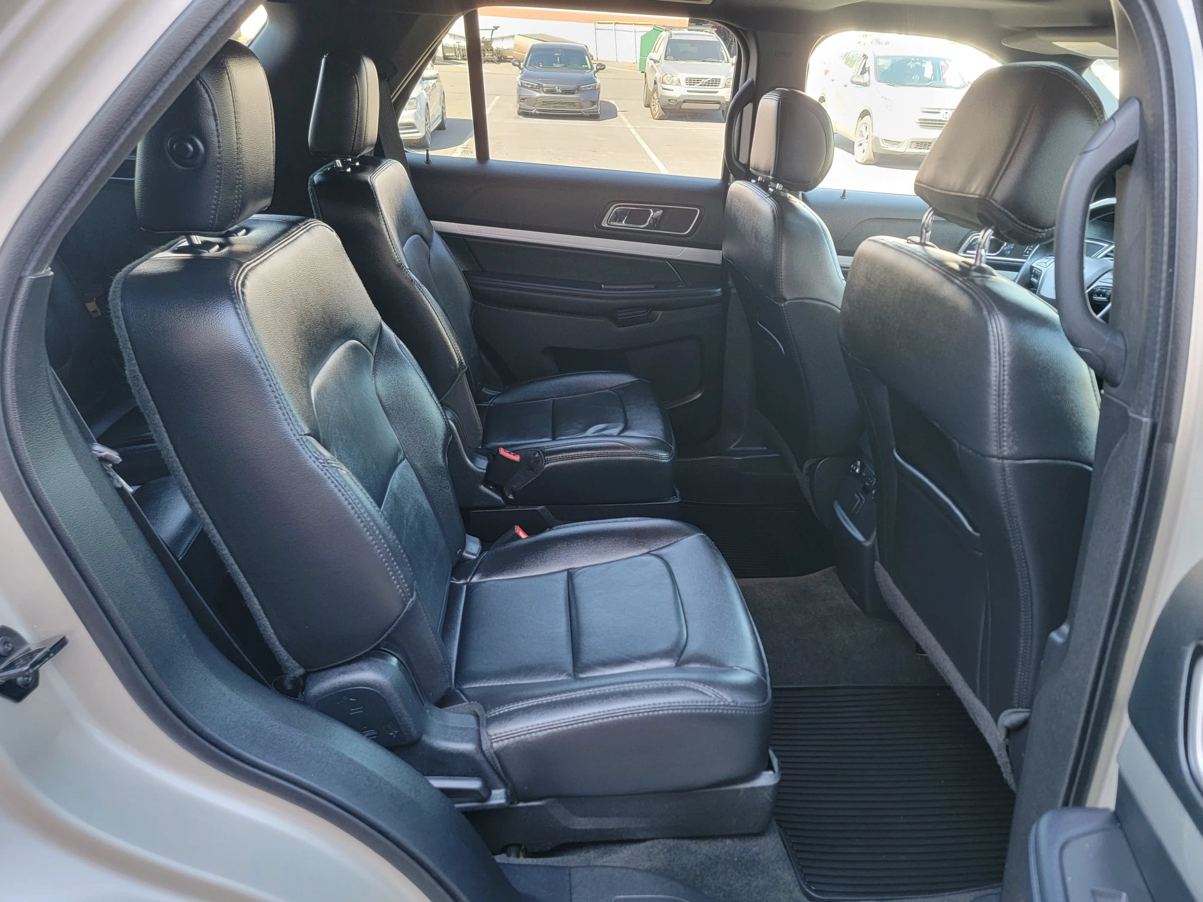 Used 2017 Ford Explorer XLT w/ Equipment Group 202A AWD/4WD image 18