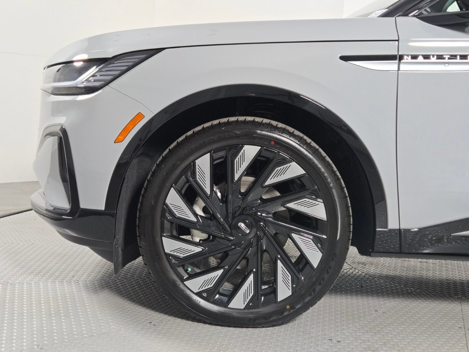 New 2026 Lincoln Nautilus Reserve w/ Jet Appearance Package AWD/4WD image 11