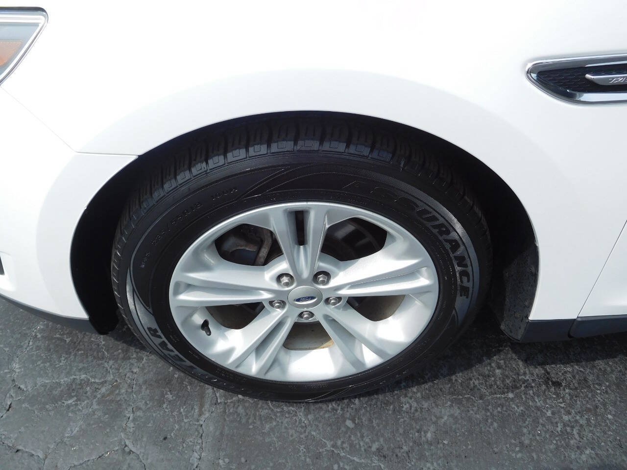 Used 2016 Ford Taurus SE FWD image 9