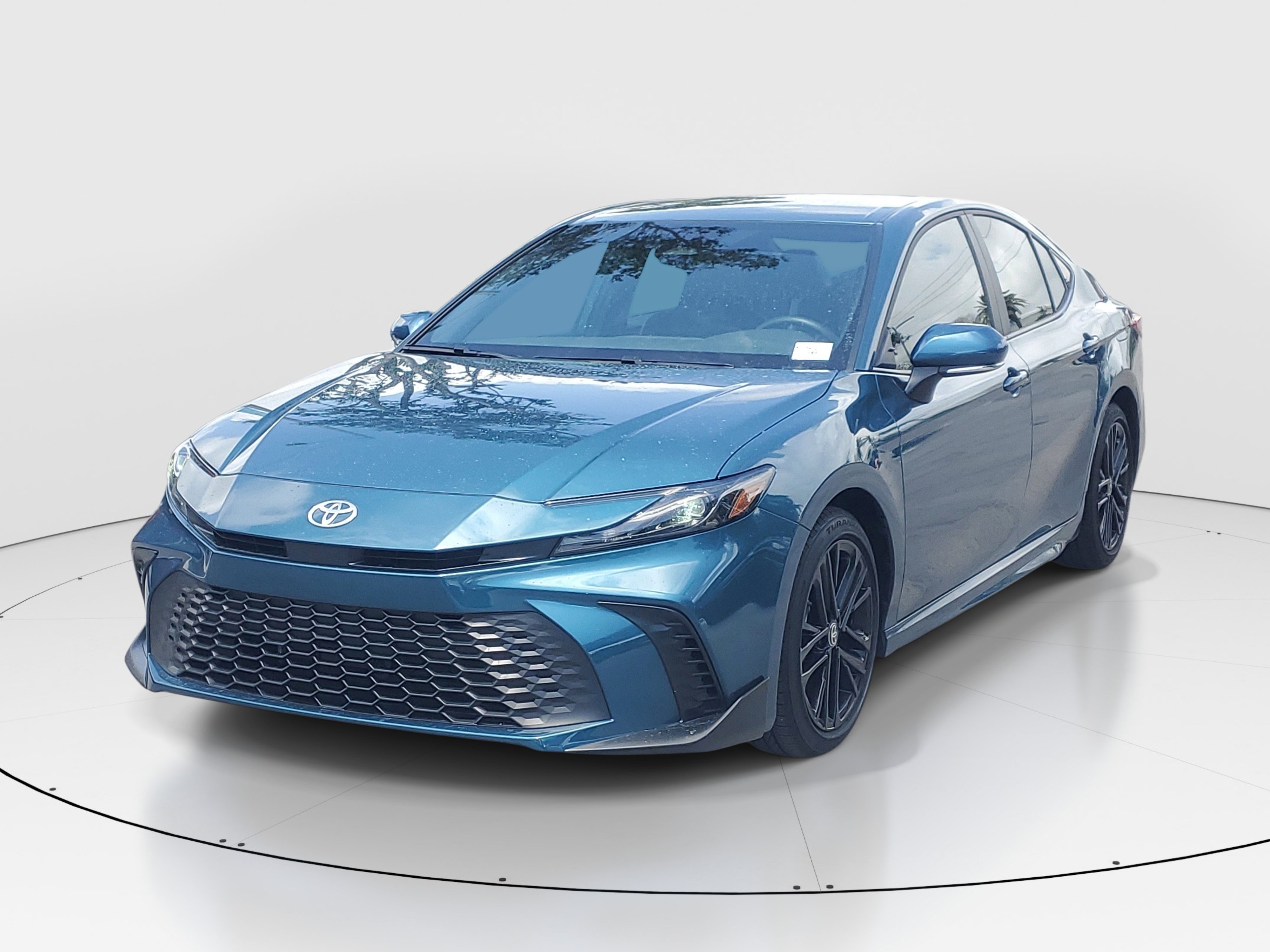 Used 2025 Toyota Camry SE image 3