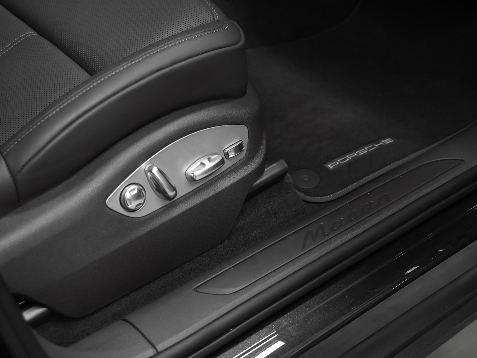 Used 2025 Porsche Macan image 19