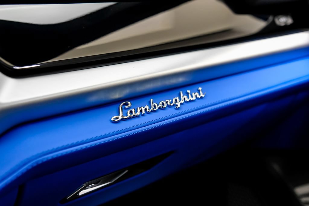 Used 2025 Lamborghini Urus SE AWD/4WD image 37