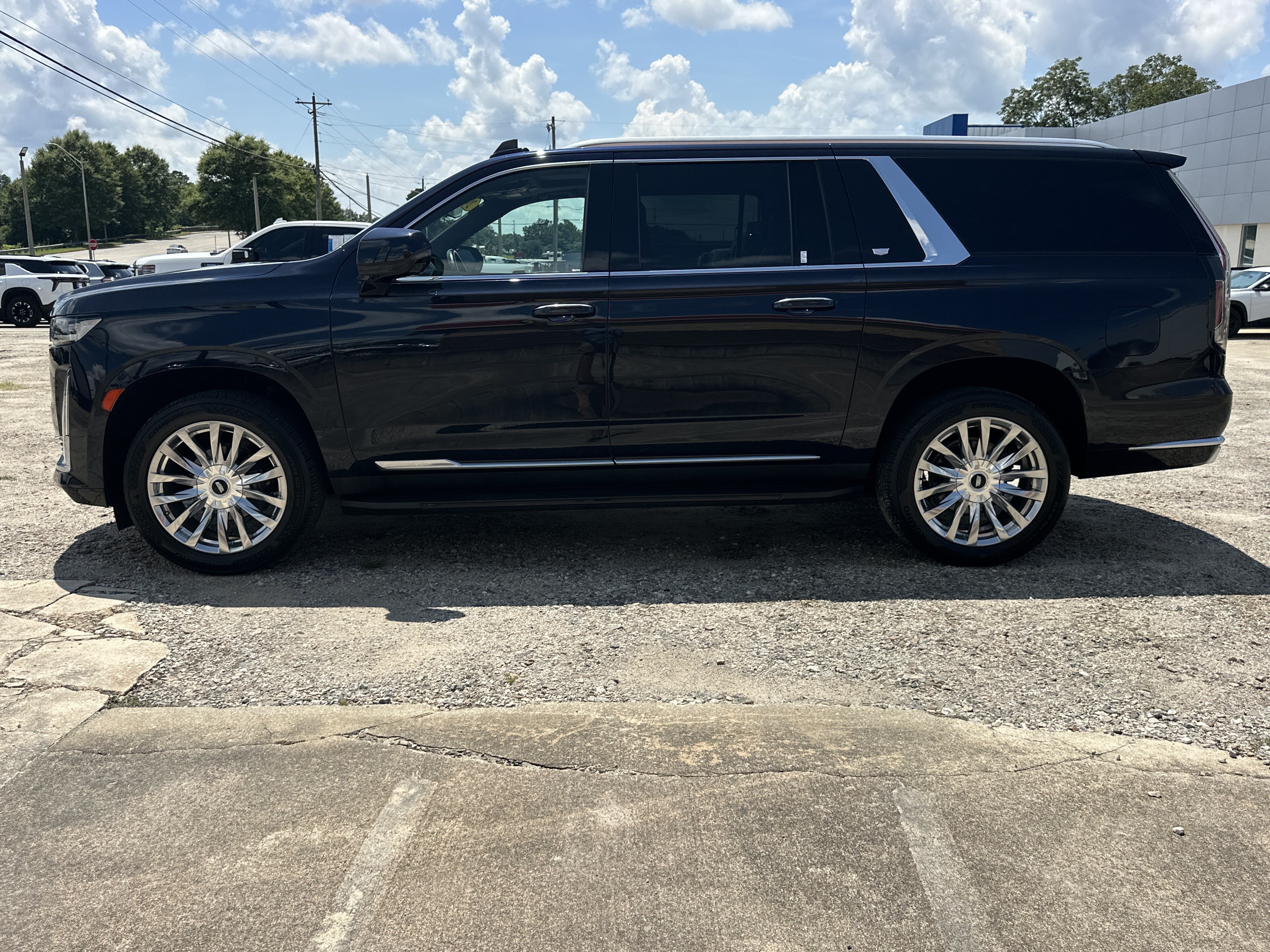 Certified 2021 Cadillac Escalade ESV Premium Luxury AWD/4WD image 9