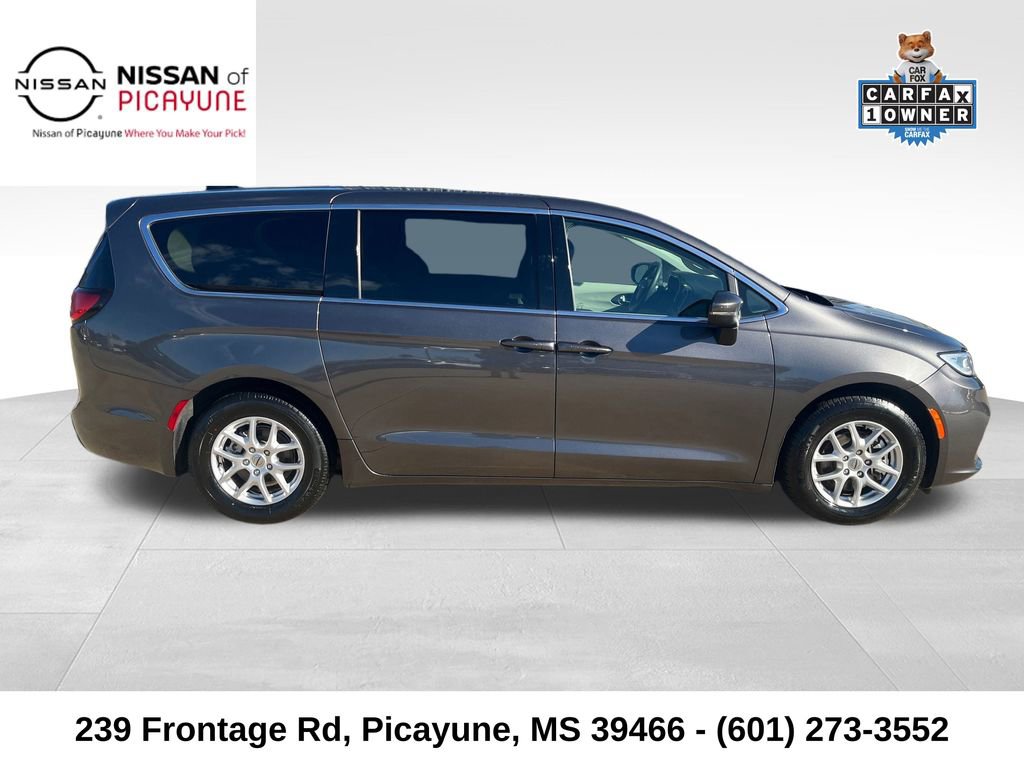 Used 2023 Chrysler Pacifica Touring-L image 7