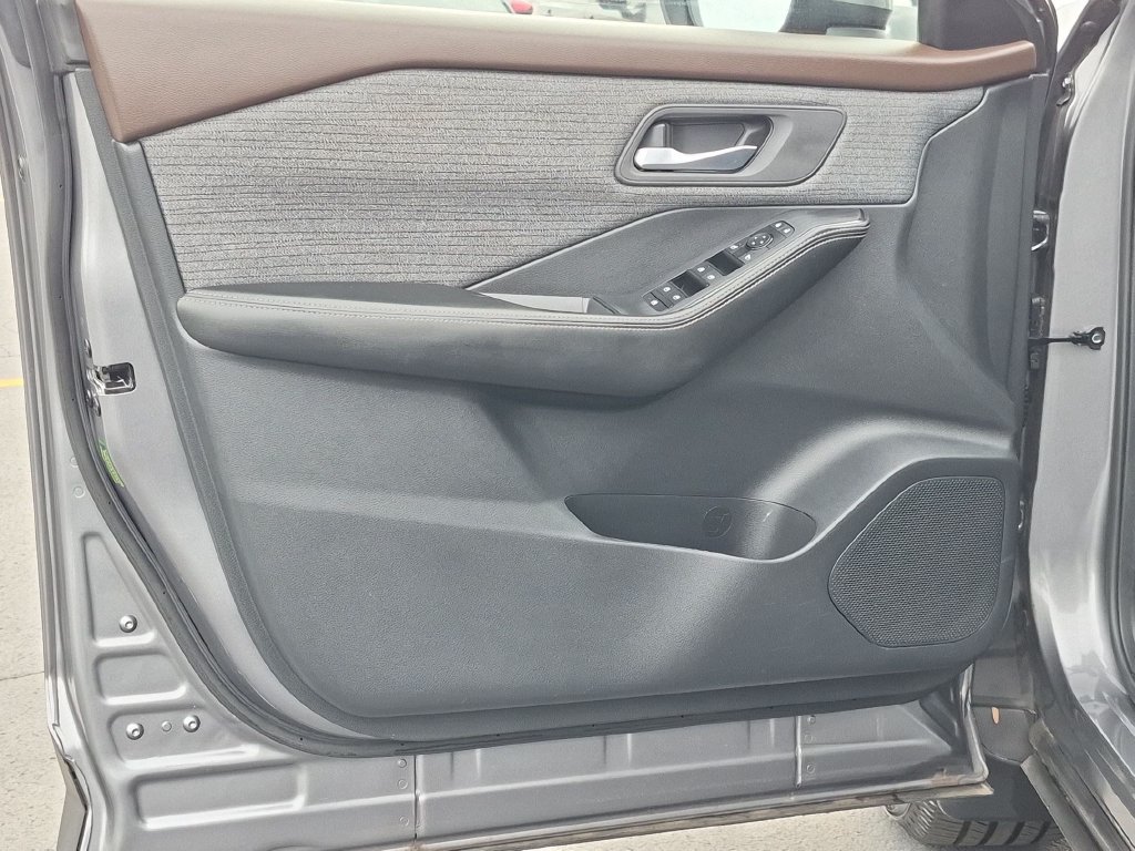 Used 2023 Nissan Rogue SV AWD/4WD image 12