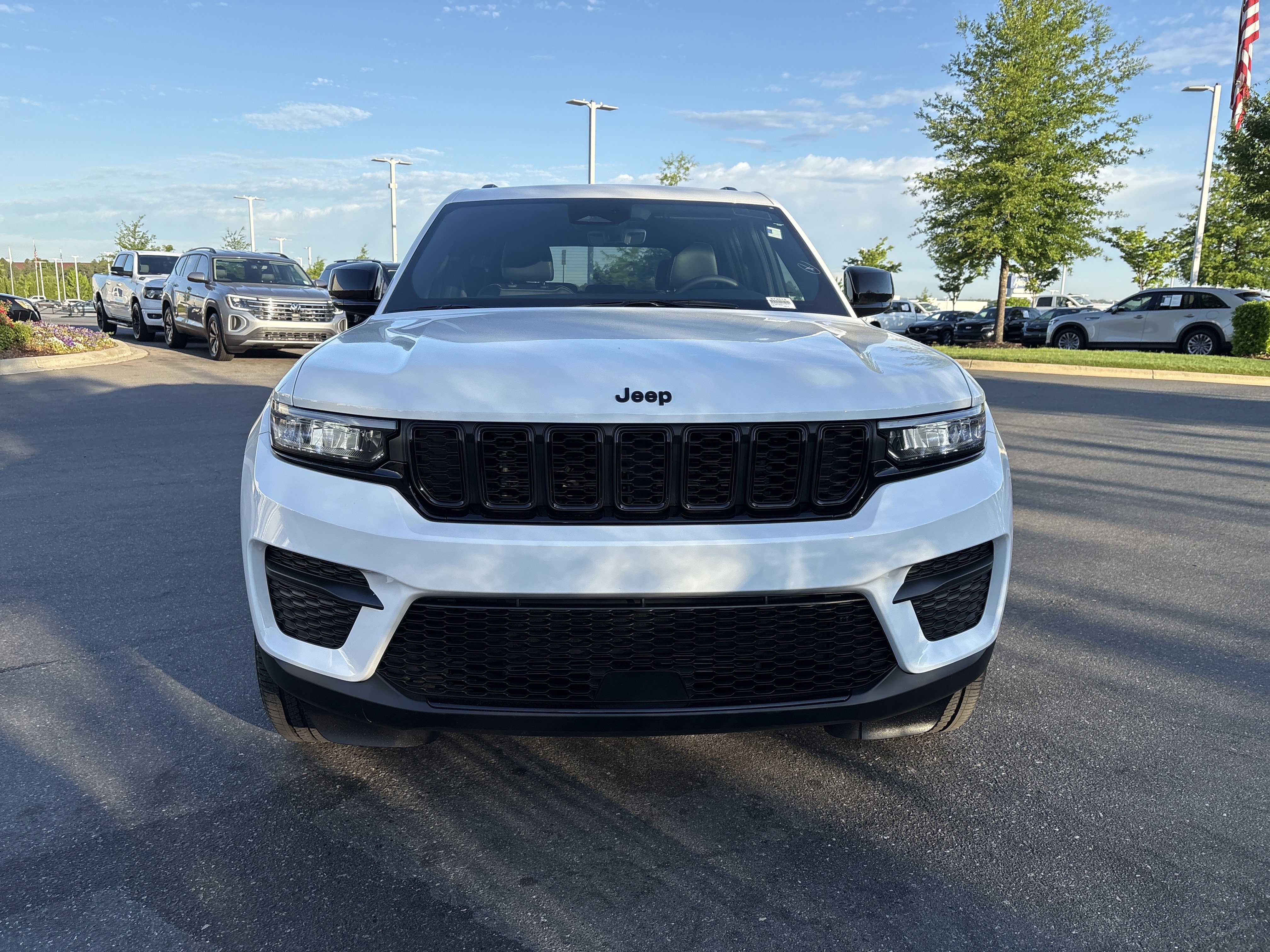 Certified 2025 Jeep Grand Cherokee Altitude AWD/4WD image 3