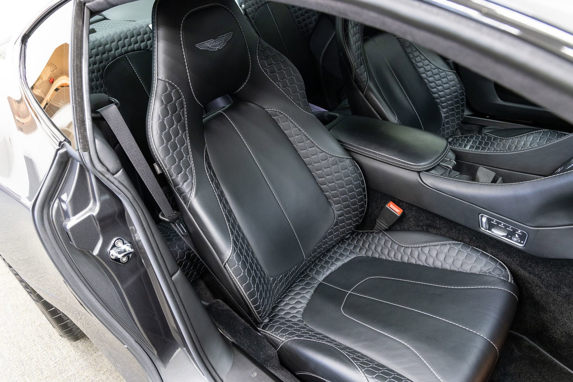 Used 2015 Aston Martin Vanquish Coupe RWD image 21